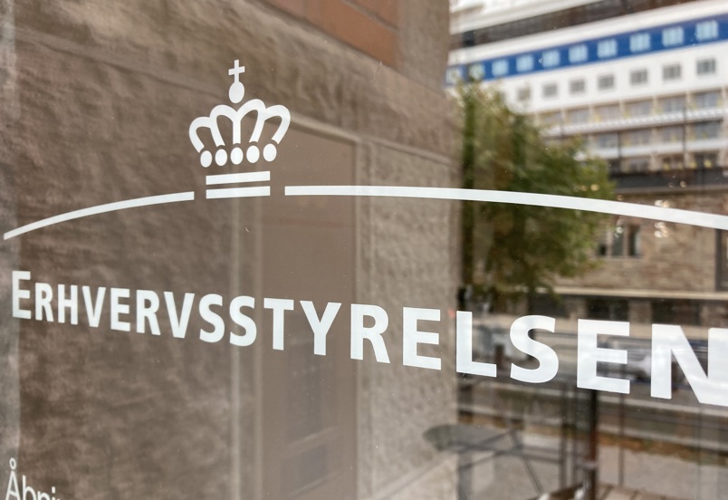 Erhvervsstyrelsen logo på glassdør